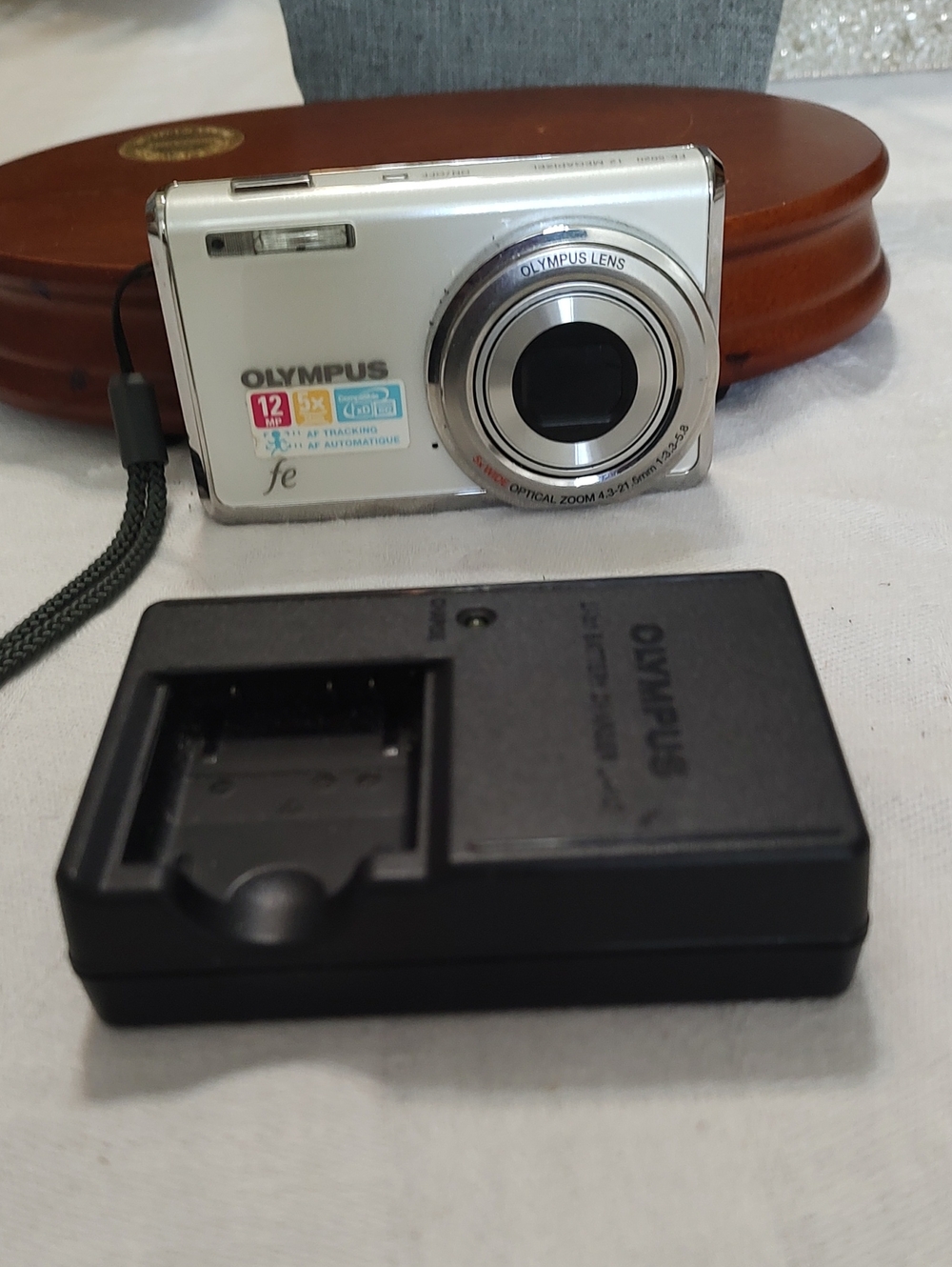 OLYMPUS FE FE-5020 12.0 MP WHITE DIGITAL CAMERA With Battery Charger